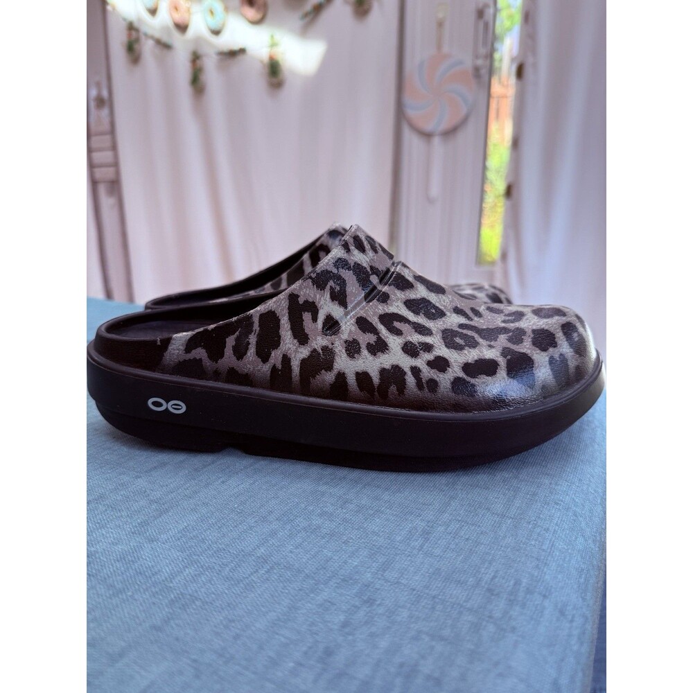 Oofos OOcloog Women 9 Slip On Mules Clogs Recovery Comfort Leopard Print Men 7